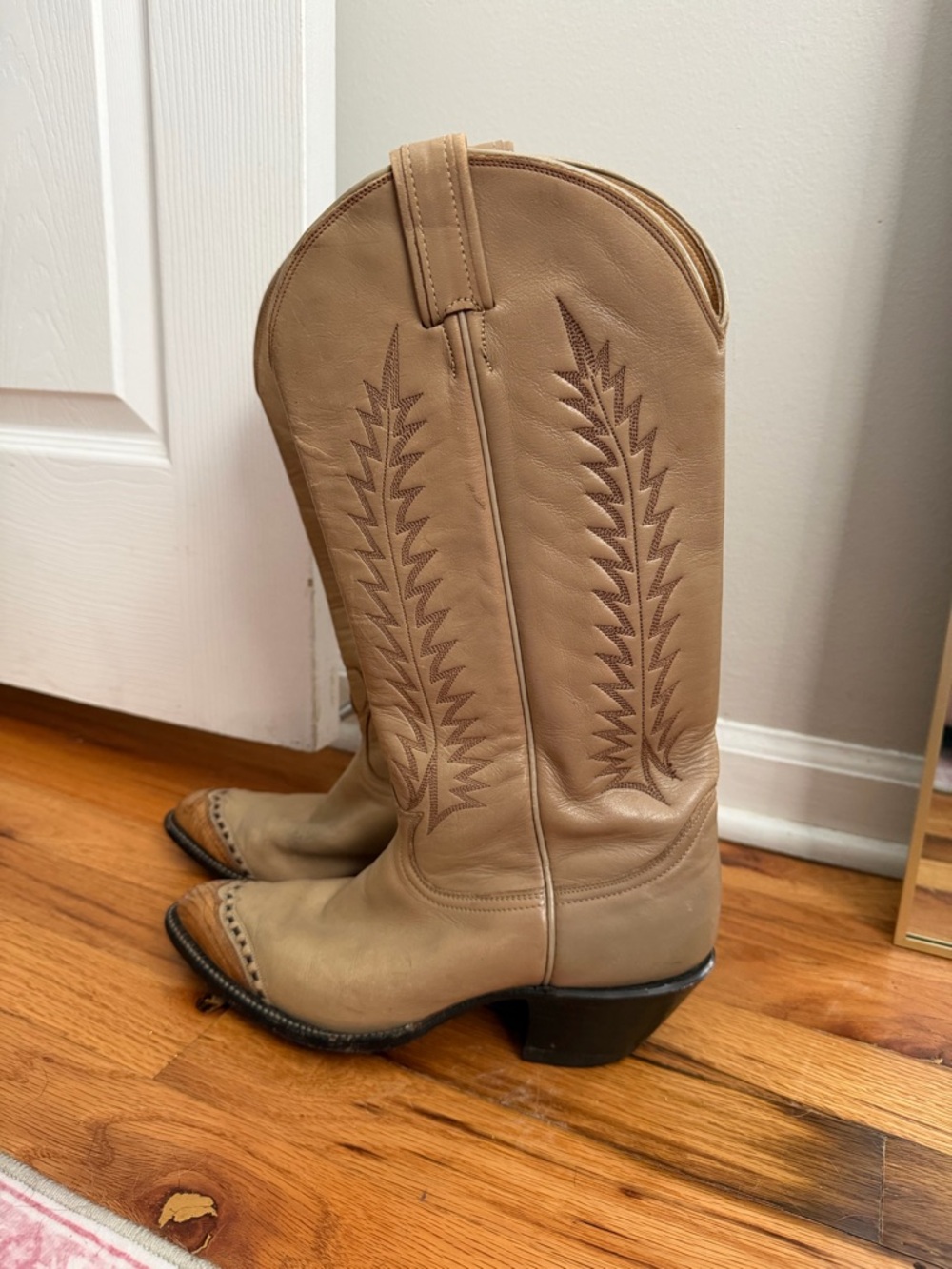 Vintage Women’s Tony Lama Beige Cowboy Boots | $200 originally - Picture 6 of 9